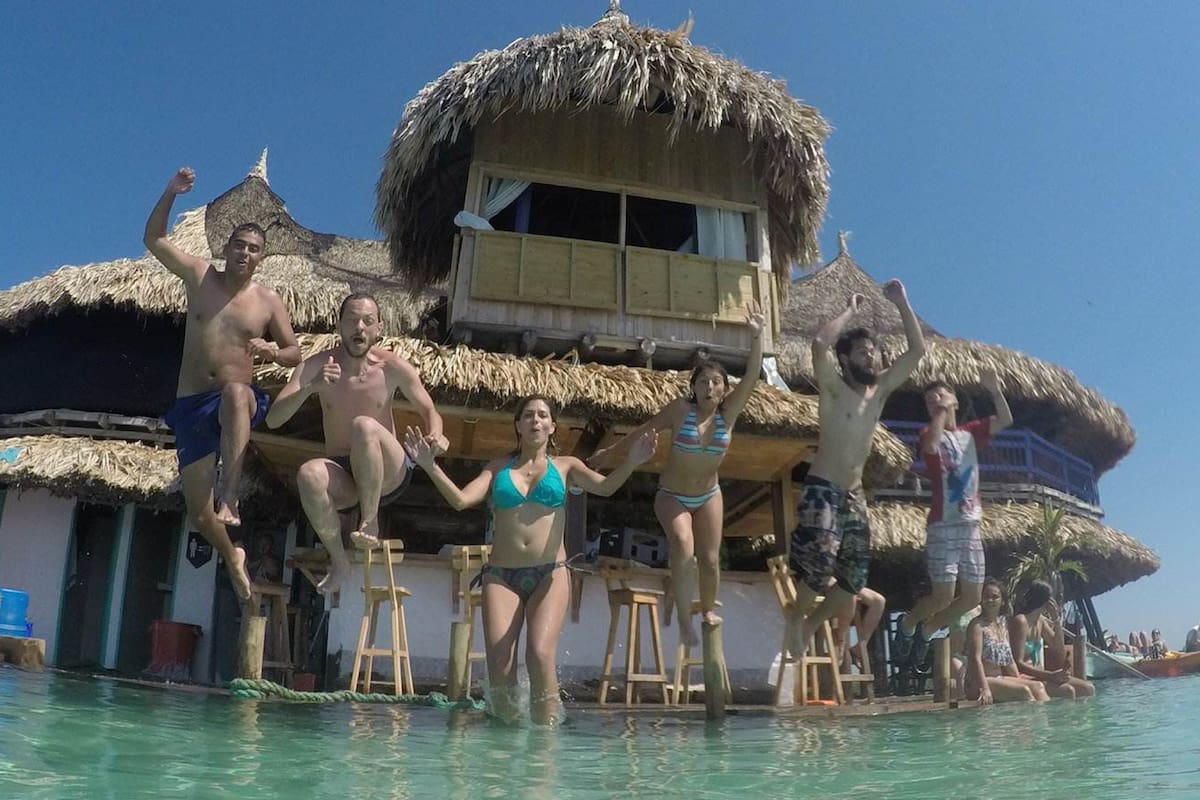 Se conocieron en una isla en el Caribe