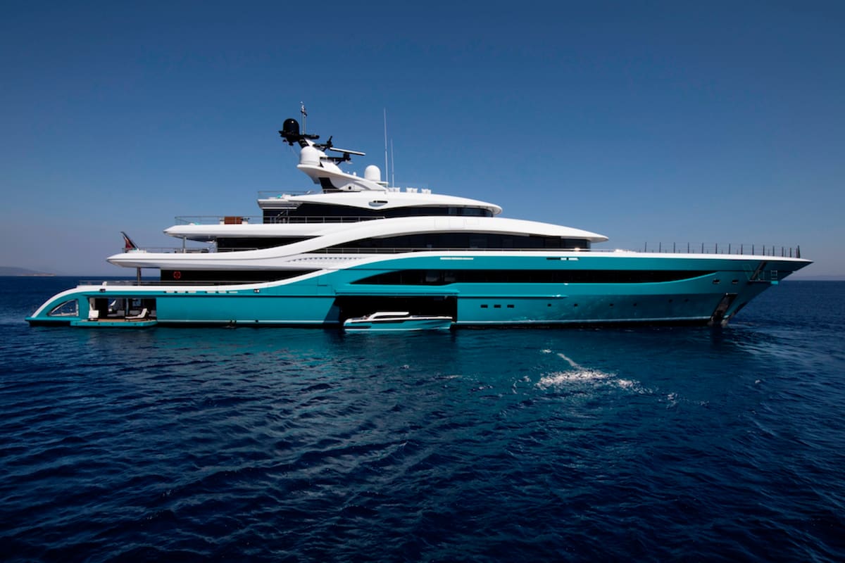 Un lujoso yate valuado en más de 90 millones de dólares se estrelló contra el muelle de un club en la isla neerlandesa de San Martín, ubicada en el Caribe