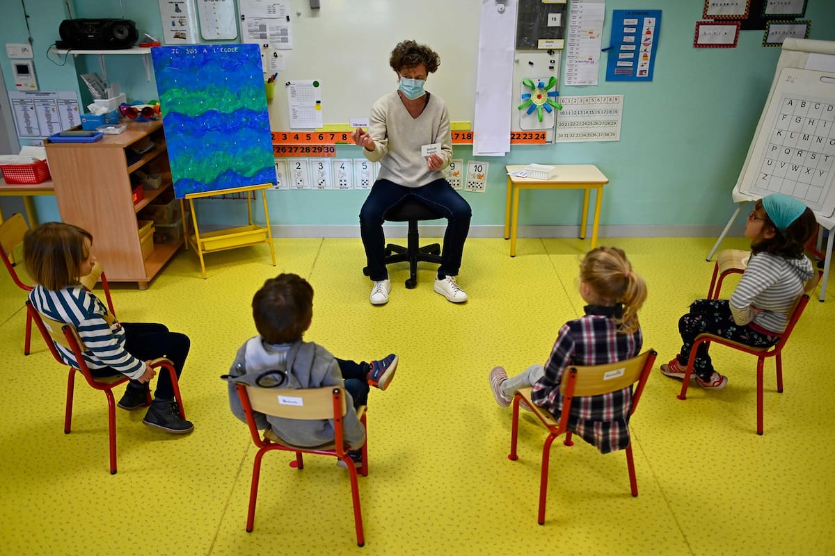 Un maestro da clases en un jardín de infantes, en Bruz, Francia