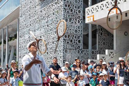 Un malabarista juega con raquetas de otra época, en Roland Garros