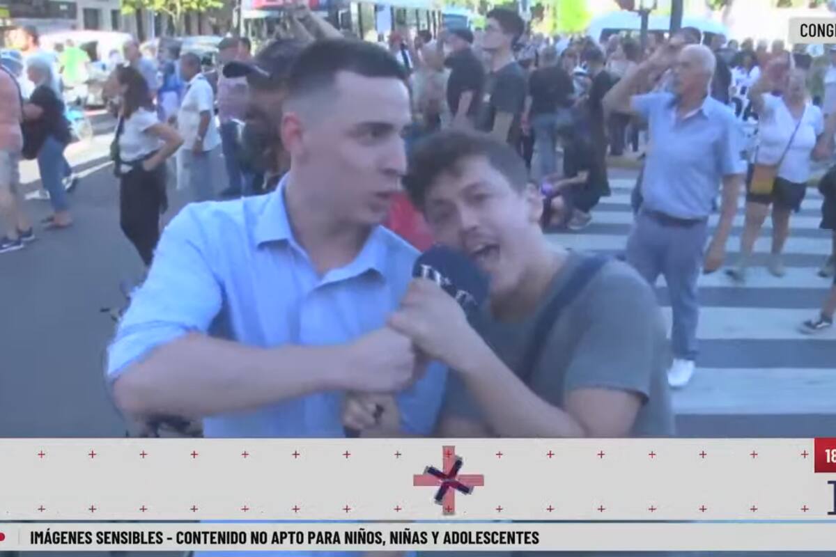 Un manifestante agredió a un movilero de LN+