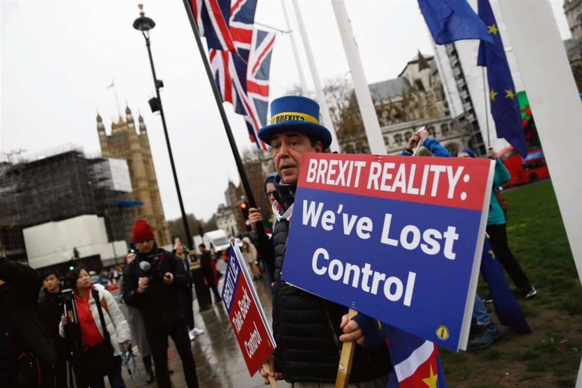 Un manifestante anti-Brexit protestó ayer frente al Parlamento británico