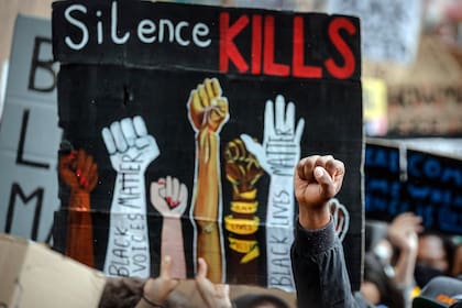 "El silencio mata", un poderoso cartel en la protesta en Londres