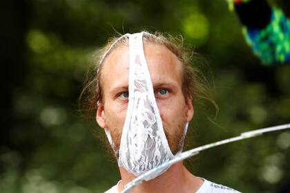 Un manifestante con ropa interior sobre su rostro, durante la protesta de Berlín