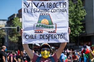 Un manifestante conmemora el primer aniversario del levantamiento social en Chile, en Santiago, el 18 de octubre de 2020, mientras el país se prepara para un referéndum histórico