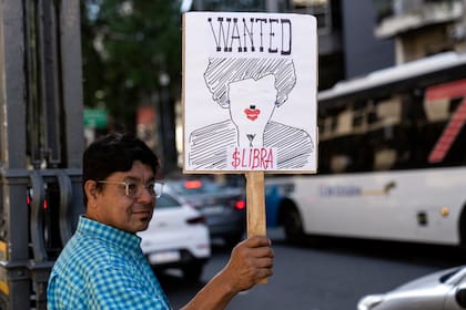 Un manifestante critica al presidente argentino Javier Milei y la criptomoneda $Libra durante una protesta