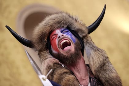 El manifestante conocido como Q-Shaman, dentro del edificio del Capitolio de los Estados Unidos