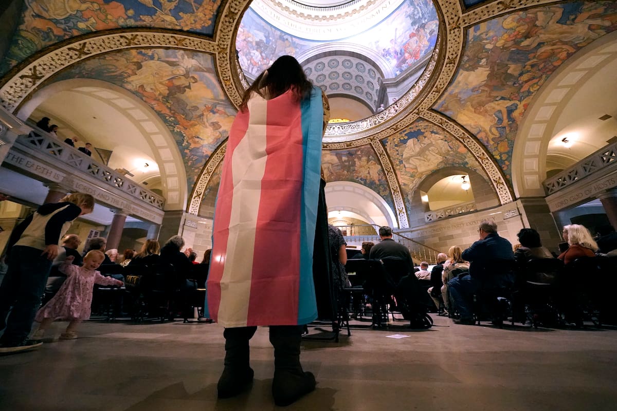 Un manifestante en contra de las prohibiciones a los transgénero, en la Legislatura de Jefferson City, Missouri, el 20 de marzo de 2023 (Foto AP /Charlie Riedel)