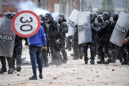 Un manifestante enfrenta a un policía en Facatativa, Colombia