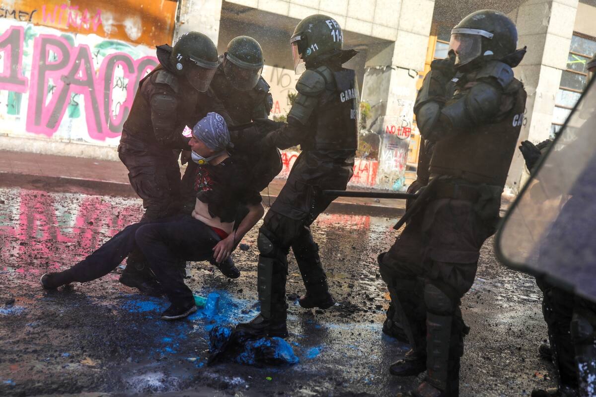 Un manifestante es detenido ayer en otra jornada de protestas en Santiago