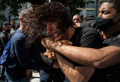 Un manifestante es detenido en las protestas del 11 de julio de 2021 en La Habana