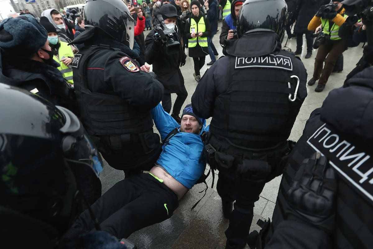 Un manifestante es detenido por la policía durante una manifestación de apoyo al opositor Alexei Navalny, en Moscú.