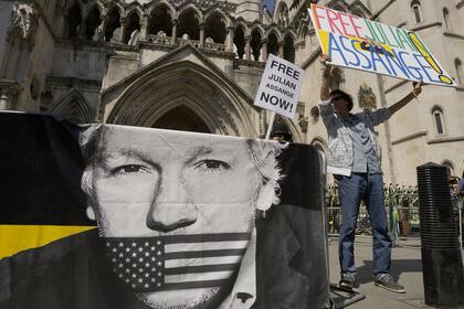 Un manifestante frente al Tribunal Superior de Londres, el lunes 20 de mayo de 2024