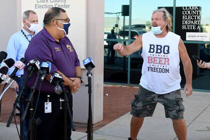 Un manifestante interrumpe una conferencia de prensa del registrador del condado de Clark, Joe Gloria el 4 de noviembre de 2020 en North Las Vegas, Nevada