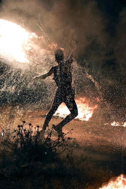 Un manifestante palestino quema neumáticos durante una protesta en la Franja de Gaza, el 8 de mayo de 2021.