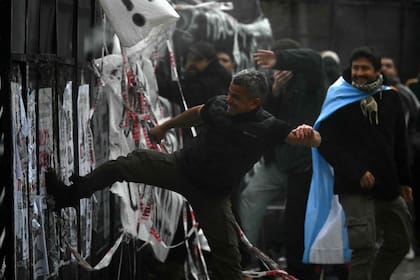 Un manifestante patea una valla durante una protesta frente al Congreso Nacional
