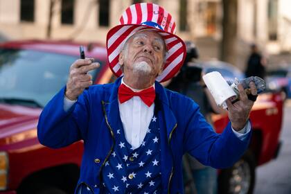 Un manifestante pro-Trump protesta contra los resultados de las elecciones el 18 de noviembre de 2020, en Atlanta, Georgia