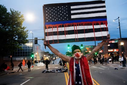 Un manifestante protesta contra el racismo en Estados Unidos, en Colorado