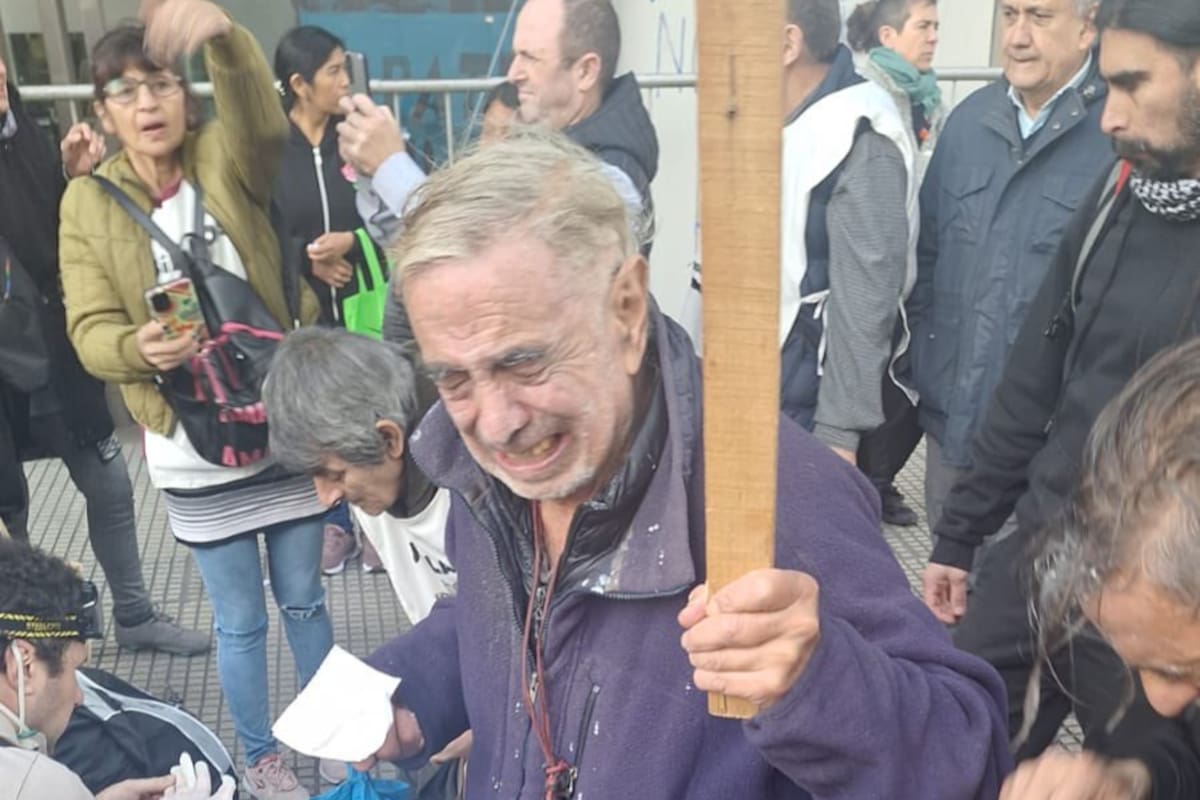 Un manifestante se limpia la cara con un pañuelo luego de ser rociado con gas pimienta por la Policía. Foto: X