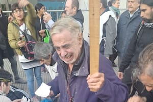 Un manifestante se limpia la cara con un pañuelo luego de ser rociado con gas pimienta por la Policía. Foto: X