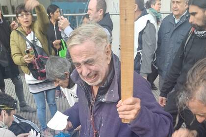 Un manifestante se limpia la cara con un pañuelo luego de ser rociado con gas pimienta por la Policía. Foto: X