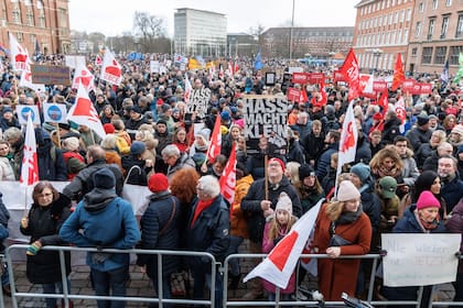 Un manifestante sostiene un cartel que dice "El odio te hace pequeño" en una manifestación organizada por la Confederación Alemana de Sindicatos (DGB) contra la ultraderecha