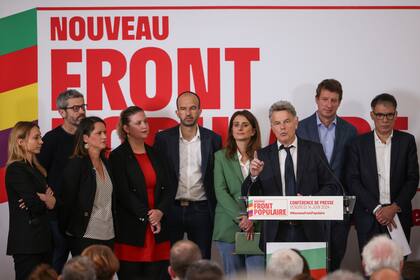 Un manifestante sostiene un letrero contra la derecha que muestra los rostros de expresidentes franceses y del actual presidente Emmanuel Macron con la palabra "Vergüenza" durante una protesta en París, el sábado 15 de junio de 2024. (AP Foto/Michel Euler)