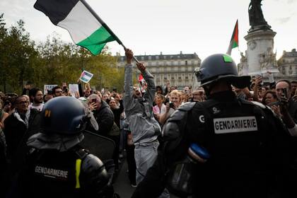 Un manifestante sostiene una bandera palestina durante una protesta en solidaridad con el pueblo palestino en Gaza