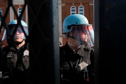 Un manifestante y un contramanifestante se enfrentan cerca del consulado de Israel, el martes 20 de agosto de 2024, en Chicago. (AP Foto/Julio Cortez)