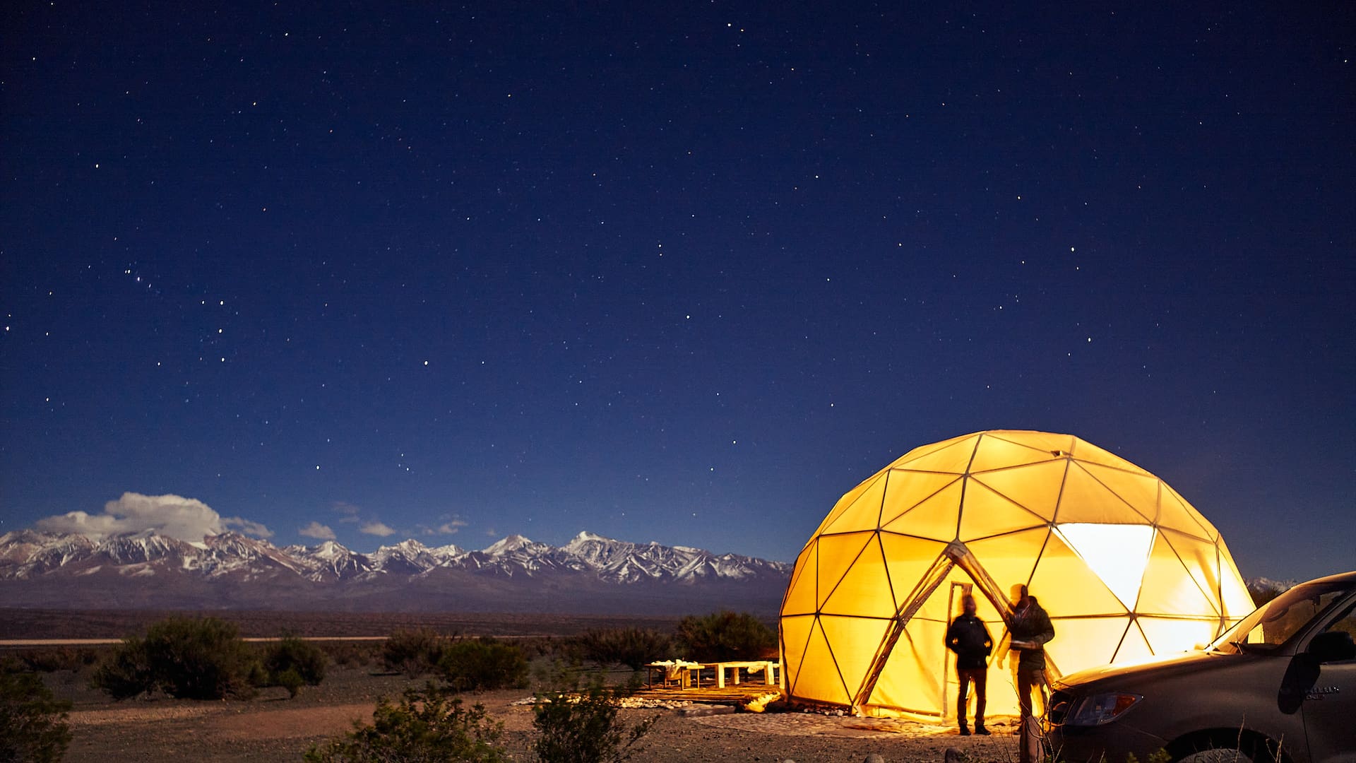 Un manto de cielo diáfano con estrellas brillantes y al pie, la Cordillera de los Andes: la mágica vista desde Los Domos del Silencio