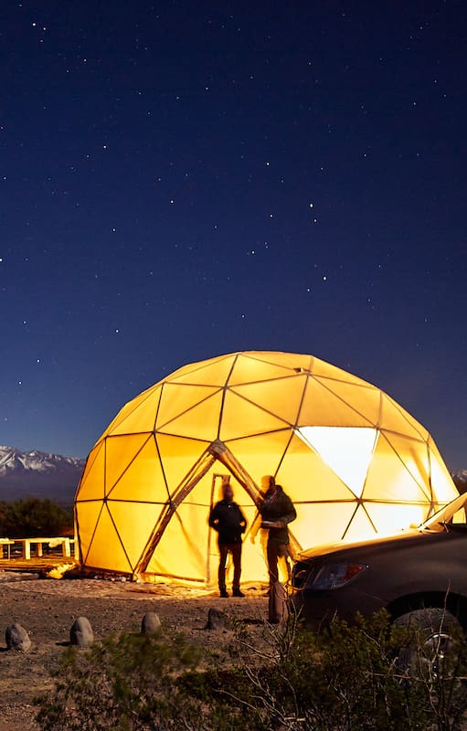 Un manto de cielo diáfano con estrellas brillantes y al pie, la Cordillera de los Andes: la mágica vista desde Los Domos del Silencio