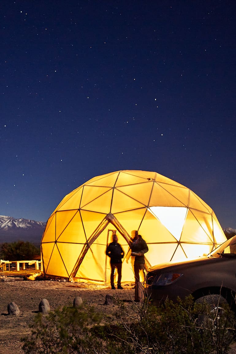 Un manto de cielo diáfano con estrellas brillantes y al pie, la Cordillera de los Andes: la mágica vista desde Los Domos del Silencio