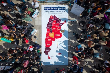 Un "mapa del endeudamiento" desplegado en la Plaza del Congreso, el miércoles