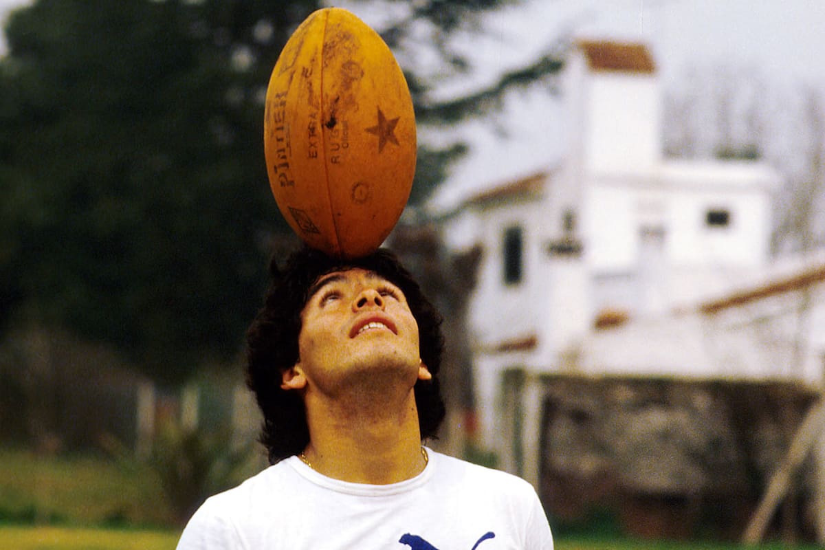 Un Maradona adolescente, haciendo malabares con una pelota de rugby