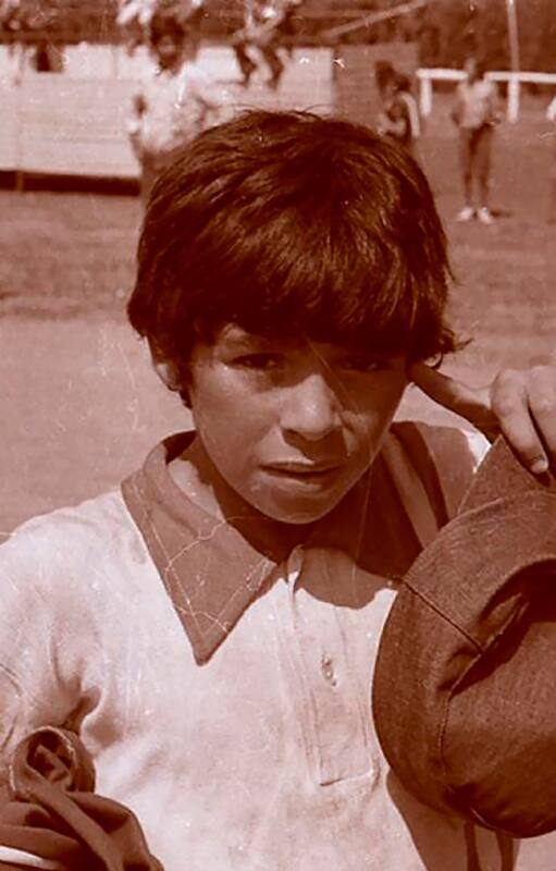 Un Maradona aún niño parece llevar en la mirada un atisbo de lo que será una vida excepcional