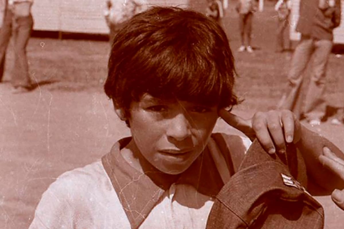 Un Maradona aún niño parece llevar en la mirada un atisbo de lo que será una vida excepcional