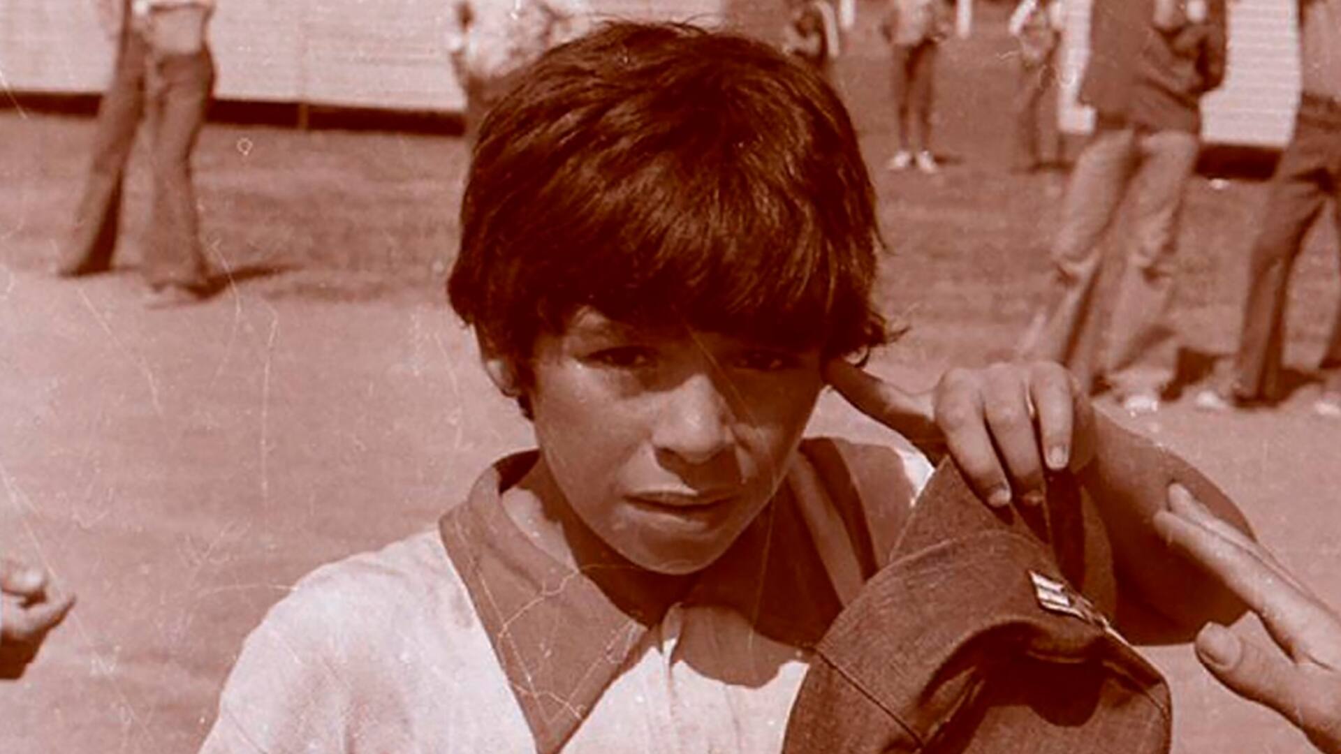 Un Maradona aún niño parece llevar en la mirada un atisbo de lo que será una vida excepcional
