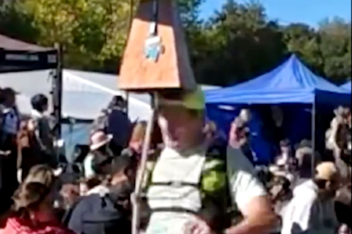 Un maratonista llegó a la meta durante una carrera de 16 kilómetros en Córdoba, decidió festejar cabeceando un cencerro y terminó abriéndose la cabeza