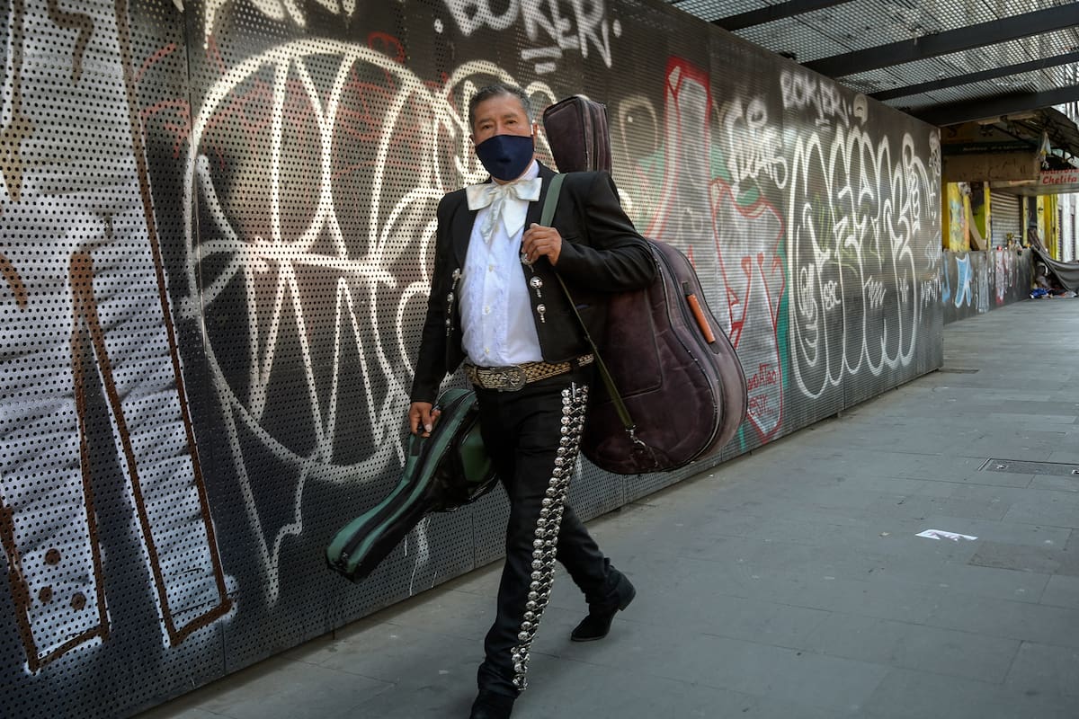 Un mariachi mexicano con un tapabocas camina cerca de la Plaza Garibaldi en la Ciudad de México el 5 de febrero de 2021, en medio de la pandemia de coronavirus