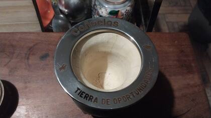 Un mate de regalo se llevaron los candidatos a legisladores del Parlasur por el oficialismo.