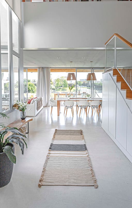 Un material ligado a la historia familiar tiene presencia en cada ambiente de esta casa, que cambió su diseño al compás de la llegada de nuevos miembros.