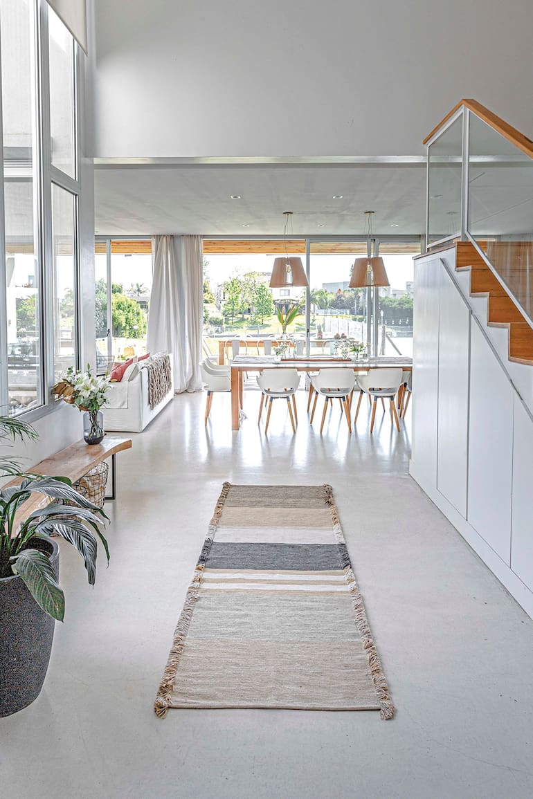 Un material ligado a la historia familiar tiene presencia en cada ambiente de esta casa, que cambió su diseño al compás de la llegada de nuevos miembros.