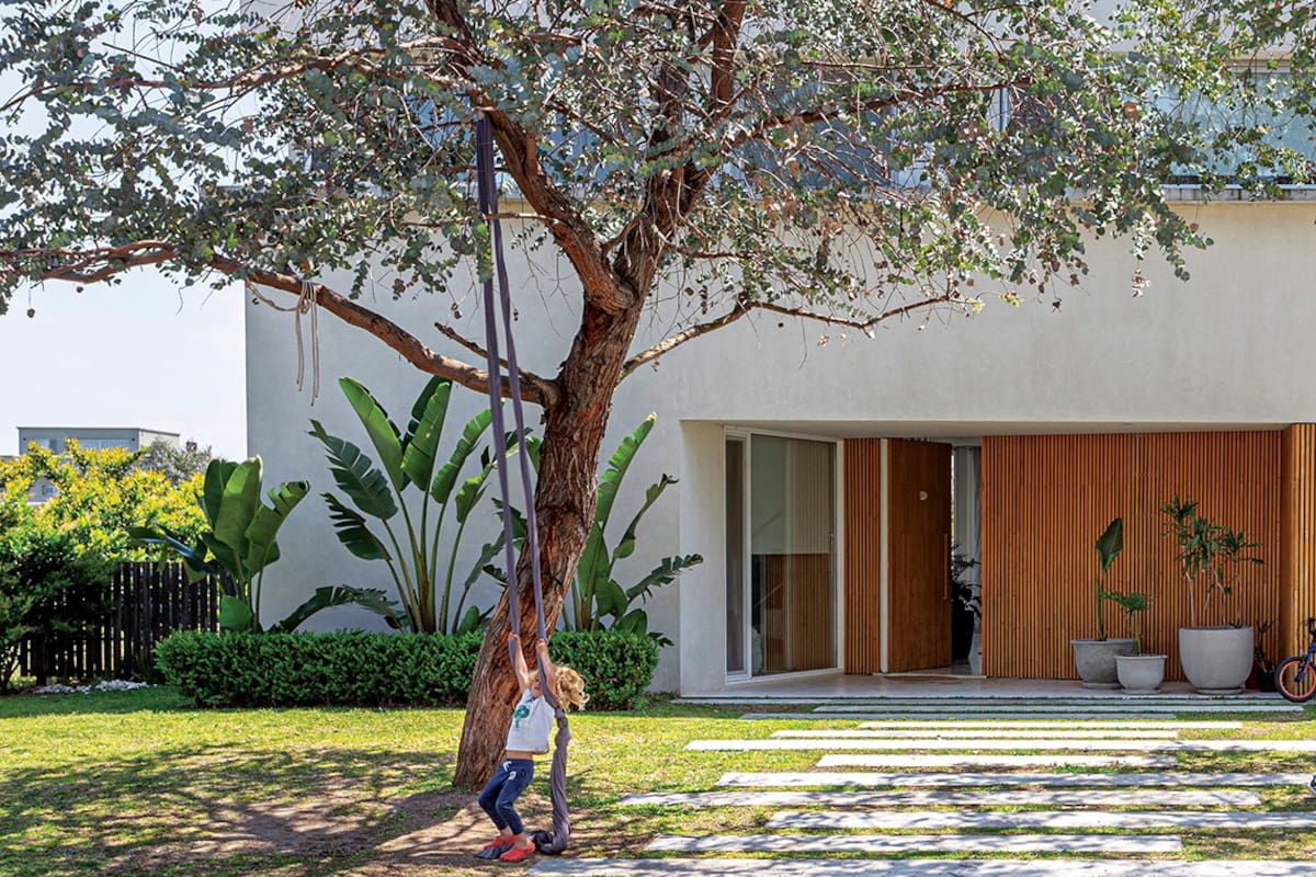 Un material ligado a la historia familiar tiene presencia en cada ambiente de esta casa, que cambió su diseño al compás de la llegada de nuevos miembros.