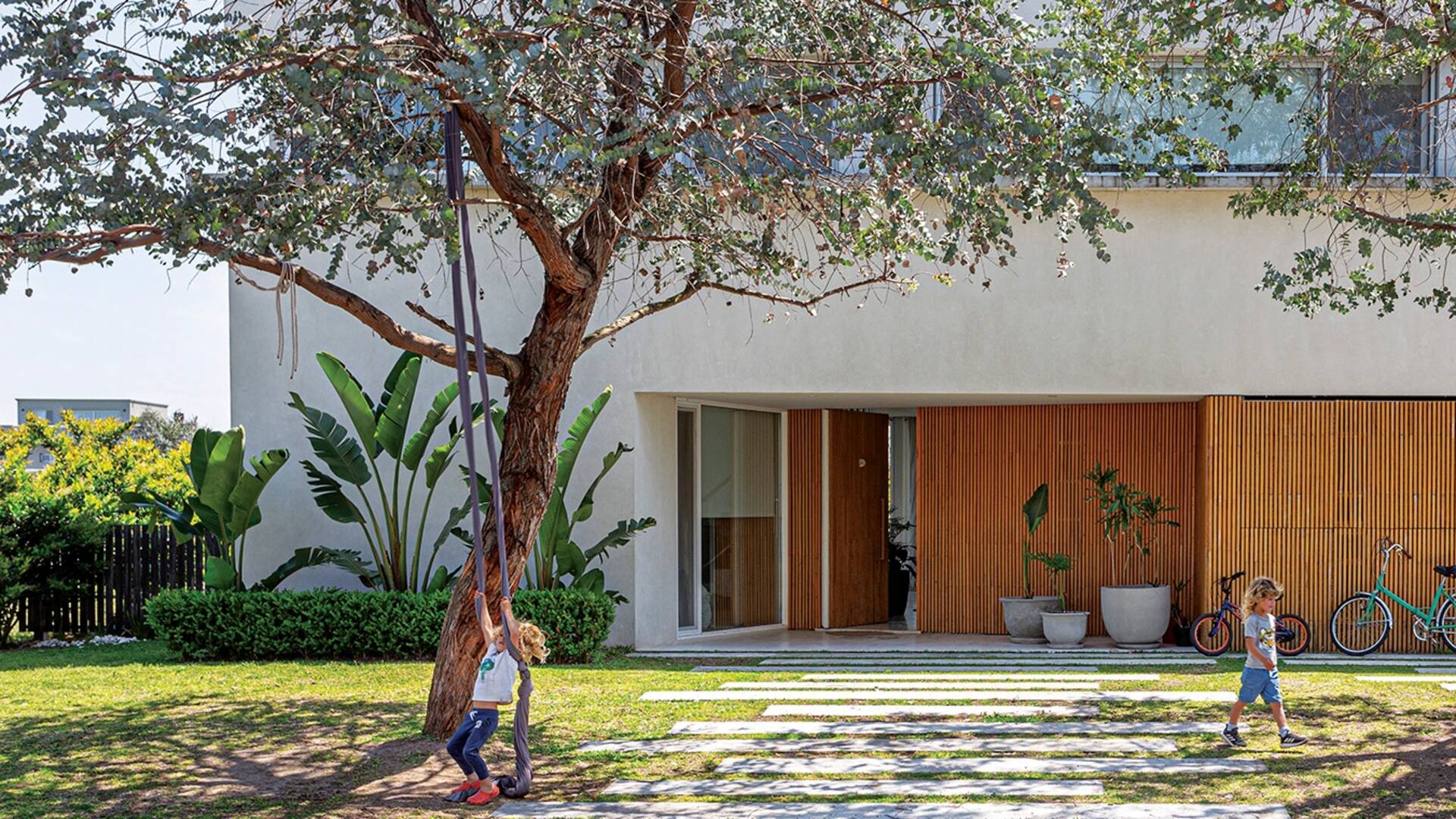 Un material ligado a la historia familiar tiene presencia en cada ambiente de esta casa, que cambió su diseño al compás de la llegada de nuevos miembros.