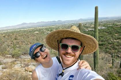 Un matrimonio británico recorrió varias ciudades estadounidenses durante dos años hasta encontrar en Tucson el equilibrio perfecto entre oportunidades creativas y calidad de vida
