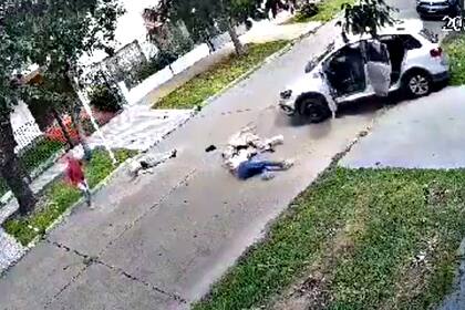 Un matrimonio fue arrollado por el ladrón que les robó el auto