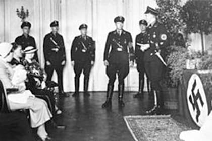 Un matrimonio junto a su hijo frente a oficiales de las SS