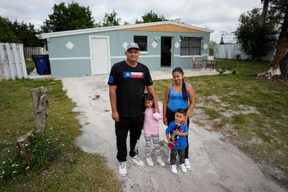 Un matrimonio latino que logró acceder a su casa propia en EE.UU. (AP Foto/Rebecca Blackwell)