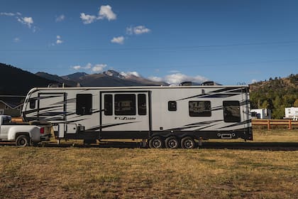 .Un matrimonio, sus dos hijos, el perro y el gato viajan por todo Estados Unidos mientras trabajan y estudian de manera remota