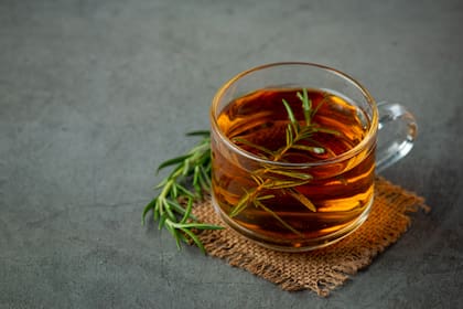 Un mayor consumo de té mostró resultados similares, mientras que el café descafeinado no, lo que sugiere que la cafeína puede ser el factor activo que produce estos resultados neuroprotectores, aunque se necesitan más investigaciones para validar los factores y mecanismos responsables